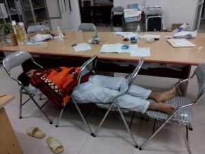 Sinh viên Y đi trực bệnh viện